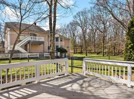 Entire Saunderstown Home with Pool, Hotel in North Kingstown