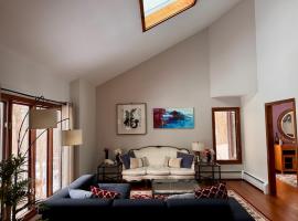 Spacious 4BR Near Beaches WFH Office & Pool, hotelli kohteessa Guilford