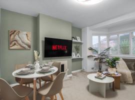 Cosy 2 bed house with driveway parking and garden, hotel i Potters Bar