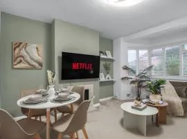 Cosy 2 bed house with driveway parking and garden