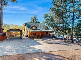Strawberry Cabin with Hot Tub Near Gila Natl Forest, hotel v destinaci Pine
