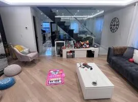 Room in shared house with host near LGA, prime location w parking