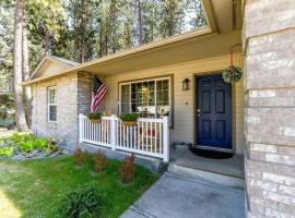 Pet Friendly CDA Family Home with Fire Pit and Yard, hotel en Coeur d'Alene