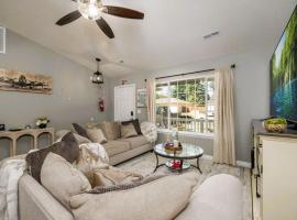Comfy CDA Family Home with Fire Pit and Huge Yard, hotell sihtkohas Coeur d'Alene