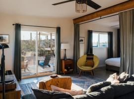Beautiful Cozy Secluded Retreat Stargaze Hot Tub, hotel v destinaci Joshua Tree