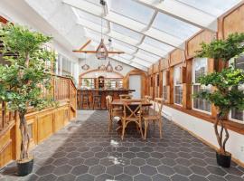 The birch House Heated Pool, Sauna, Hot Tub & More, hótel í Dover