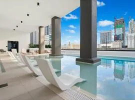 Skyline Views, Rooftop Pool & Gym Near Brickell