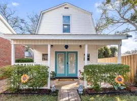 Beach Barn - 5min to Pcola Beach , Full Kitchen