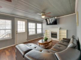 Lake Views and Dock Access Georgetown Group Getaway, hotel em Coates