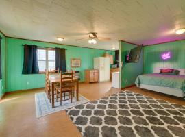 Couples Retreat with Dock Access on Lake Eufaula!, hotel em Coates