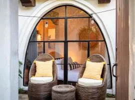 Casa Blanca Suite B2 - Sunlit Montecito Studio Retreat with Patio