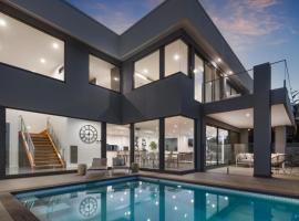 Infinity Pool & Fireplaces with Sea View Trees, hotel din Mount Martha