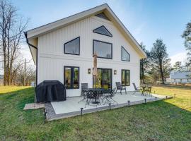 Peaceful Farmhouse Retreat 6 Mi to Virginia Tech!, hotel Blacksburgben
