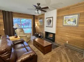 Paws and Powder- Short Walk to Lifts and Pet Friendly