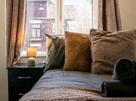 Westfield House, 2BR Sleeps 6, Oldham
