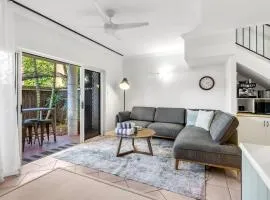 The Palms - Poolside Escape near the Esplanade & CBD