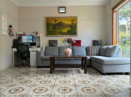 Charming 3 Bedroom Home Longer stay, hotel in Sunshine