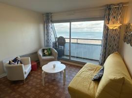 Appartement avec terrasse panoramique, acceptant les animaux, parking - FR-1-487-281, Hotel in Cabourg