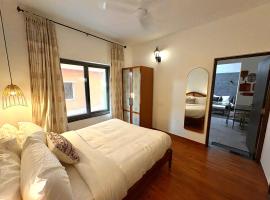 Candolim 1BHK with Private Jacuzzi and Balcony - 5 Minutes from Beach, hotel din Candolim