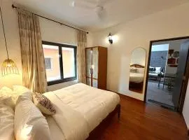 Candolim 1BHK with Private Jacuzzi and Balcony - 5 Minutes from Beach
