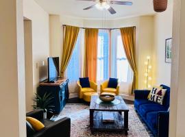 Relaxing Townhouse Downtown Dubuque, viešbutis mieste Dubjukas