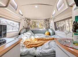 Glamperous Camper Couples Desert Stargazer with Night Ambiance, Hotel in Florence