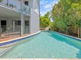 Family-Sized Retreat with Private Garage, ξενοδοχείο σε Sandgate