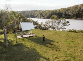Picturesque Barn located on the Shoalhaven River, hotel a Nowra