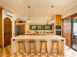 Bingin Comfort Home 3BR with Full Kitchen, Laundry and Cinema, Hotel in Bingin Beach