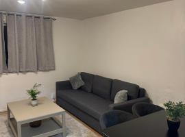 Maya-Ama Cosy 2 Bedroom Flat Near Lakeside Shopping Centre And Grays, hótel í West Thurrock