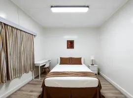 Central Burwood quiet share stay