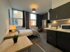 Studio 2 Worcester House with Free Parking