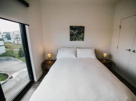 The Spot Pet Friendly Furnished 3 Bedrooms Rental in Winnipeg 116, hotelli kohteessa Winnipeg