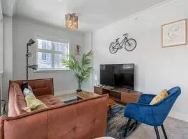 Cozy And Modern 2 Bedroom Along Bow River in Downtown