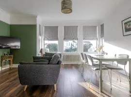 Stylish 3-Bed Home - 2 Mins to Beach & Town