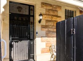 The Arches-Beautiful 3-Bedroom Family Stay Near Adelaide Oval, City Events and Amazing Dining, Hotel in North Adelaide