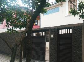 Sobrado Mega - 4 Qtos 200 mts Praia - 600mts Gonzaga Churrasqueira - Piscina infantil - Wifi - 600 mts Gonzaga - Prox a comercios - Orquidário VLT - Vila Belmiro - Parque do Emissário - 3 Vagas de Garagem - Ac Cartão até 2x, hotel i Santos