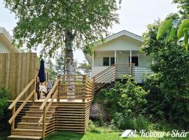 Cozy cottage on beautiful Rossö, Orust SE09130, Hotel in Varekil