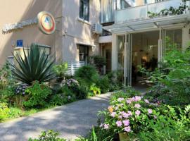 Shenzhen Loft Youth Hostel, מלון בשנג'ן