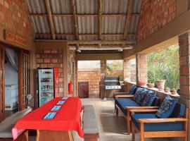 Casa 13, Manta Da Barra Lodge, Sea View & Pool, hotel i Miramar