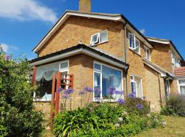 9 Sea View Walk with ground floor bedroom and bathroom Sea View House โรงแรมในPakefield