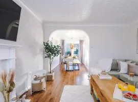 Peaceful 3 Bedroom Detached Home with ample parking, only 7 mins to Chester - sleeps 5