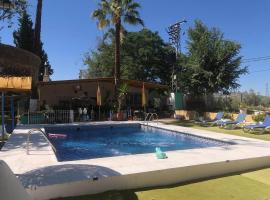 Casa para Grupos en Lucena Piscina Privada y Barbacoa 14 personas, hotel a Lucena