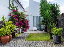 Casa da Arvore Chale by Green Vacations, hotel a Calhetas