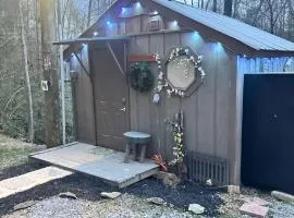 Exclusive Tiny Home-The Treehouse-Pets Welcome & 420 Friendly