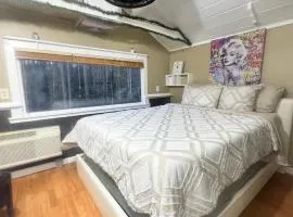 Exclusive Tiny Home-The Treehouse-Pets Welcome & 420 Friendly