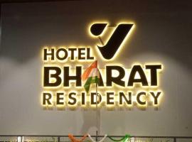 Hotel V Bharat Residency Baramati, מלון בBārāmati