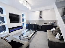 5 Bed Family Home in Treharris, Sleeps 1, Near Bike Park Wales, Hotel in Treharris