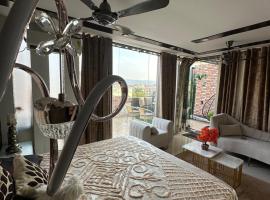 Private Luxury Glass Room Stay Near Chandigarh โรงแรมในปัญจ์กุลา