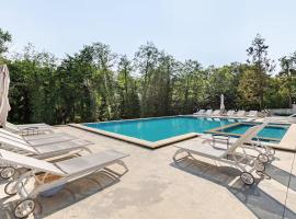 Gantiadi Holiday - Pool and Houses, hotel en Batumi
